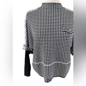 Women’s Black & White Houndstooth Check Sweater size Medium
